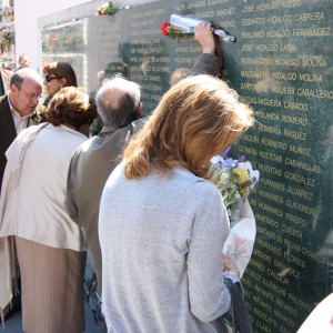 Victimas ante los Muros de la Memoria